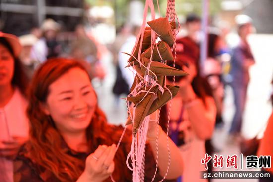包粽子比赛。黄庆松 摄 包粽子比赛。黄庆松 摄