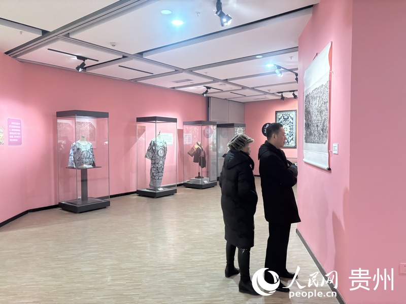 观众正在浏览展览信息。人民网记者 高华摄