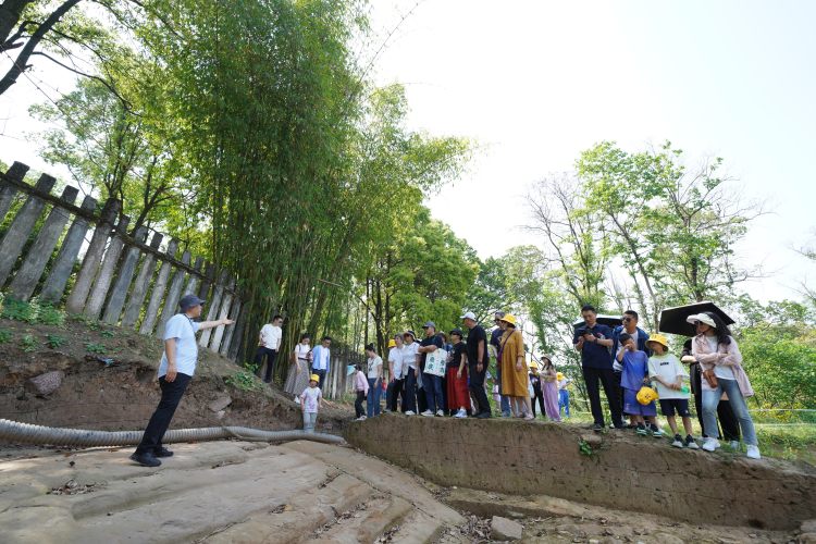 △“走读山城”系列活动现场