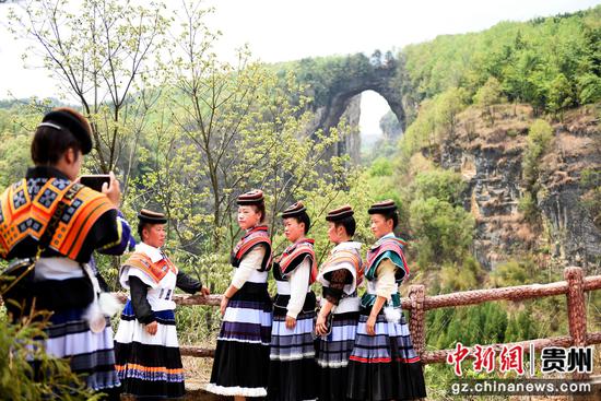 神州无二景·天生第一桥”文艺演出现场。 神州无二景·天生第一桥”文艺演出现场。