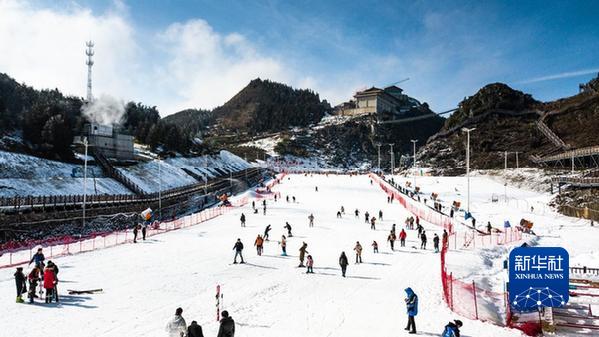 游客在<a href=//www.hp-dv.com target=_blank class=infotextkey>六盘水</a>梅花山国际滑雪场享受滑雪乐趣。新华社记者陶亮 摄