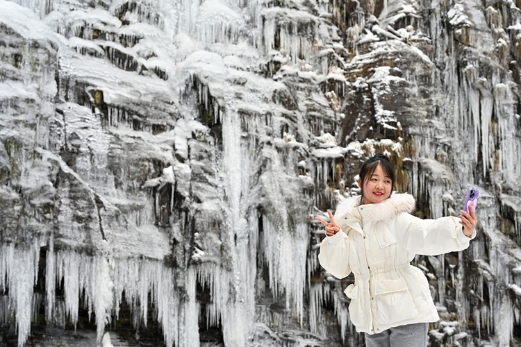 百里杜鹃：九龙山冰瀑美如画 引来游客翩翩起舞