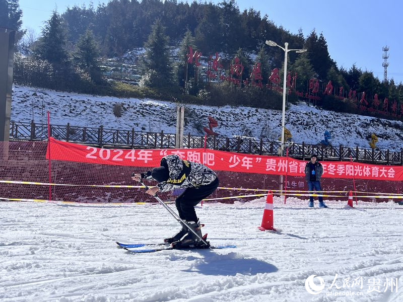 游客正享受冰雪运动乐趣。人民网 陈洁泉摄
