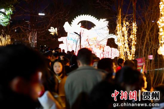 春节期间,灯会庙市游人如织 春节期间,灯会庙市游人如织