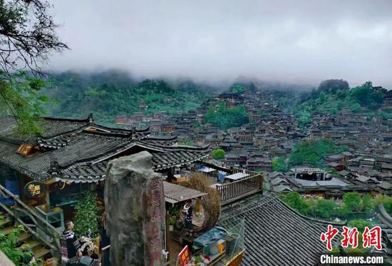 图为贵州西江千户苗寨景区。明雪嬅供图 图为贵州西江千户苗寨景区。明雪嬅供图