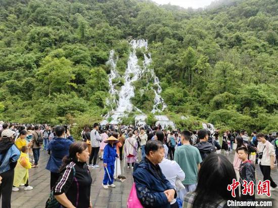 图为游客在贵州游览荔波小七孔景区。莫珍桃 摄 图为游客在贵州游览荔波小七孔景区。莫珍桃 摄