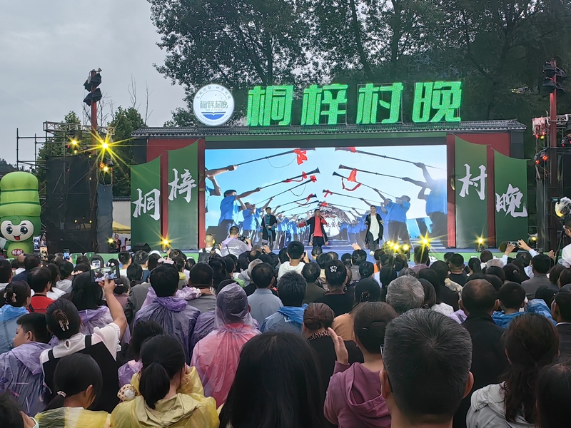 唱歌《多彩贵州等你来》。