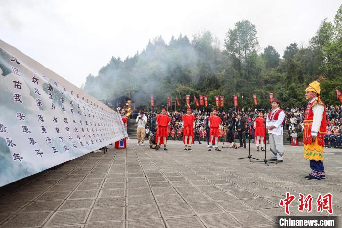 祭祀人员宣读祭文。 瞿宏伦 摄 祭祀人员宣读祭文。 瞿宏伦 摄