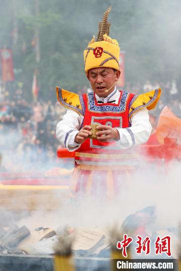 主祭师向仡佬族先祖敬酒。 瞿宏伦 摄 主祭师向仡佬族先祖敬酒。 瞿宏伦 摄