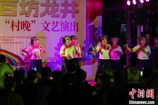图为布依族婚嫁习俗情景演绎。中新网记者 瞿宏伦 摄 图为布依族婚嫁习俗情景演绎。中新网记者 瞿宏伦 摄
