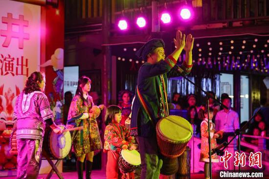 图为布依族歌曲与非洲鼓结合节目表演。中新网记者 瞿宏伦 摄 图为布依族歌曲与非洲鼓结合节目表演。中新网记者 瞿宏伦 摄