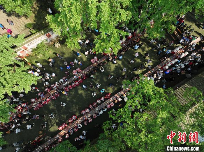 5月26日，人们在贵州黄平县飞云崖景区体验长桌宴，欢度节日“四月八”。　梁文 摄