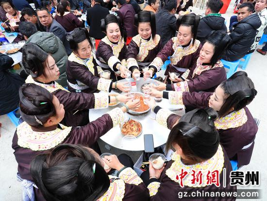 2024年2月14日，在贵州省榕江县乐里镇乔勒侗寨，侗族群众在“吃相思”活动中举杯欢庆。  杨文舒 摄