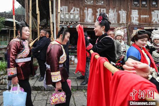 小丹江苗寨村民在“招龙节”现场拦门迎宾。中新网记者 瞿宏伦 摄 小丹江苗寨村民在“招龙节”现场拦门迎宾。中新网记者 瞿宏伦 摄