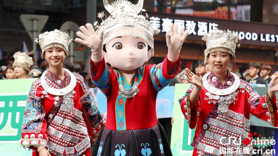万人空巷！贵州<a href=//www.hp-dv.com target=_blank class=infotextkey>贵阳</a>2.3公里长街变身“民族大舞台”  巡游嗨翻天_fororder_微信图片_20250518163843