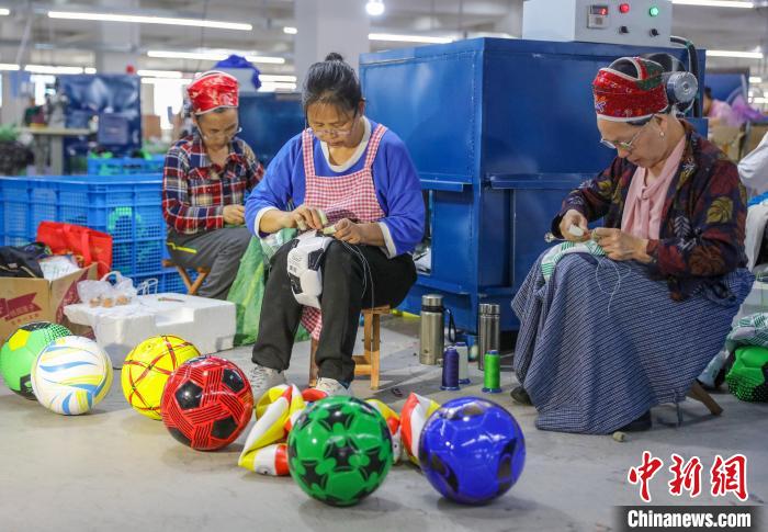 施秉县桃子湾工业园区内的一体育用品企业的员工在赶制外贸出口订单。　磨桂宾 摄