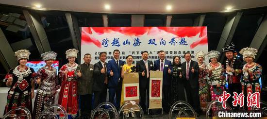 当地时间4月23日晚,澳大利亚贵州同乡会成立20周年暨澳大利亚贵州总商会成立12周年庆典在悉尼举行,来自中澳两国各界嘉宾、华侨华人代表及贵州乡友齐聚一堂,共话乡情,共谋发展。记者 顾时宏 摄 当地时间4月23日晚,澳大利亚贵州同乡会成立20周年暨澳大利亚贵州总商会成立12周年庆典在悉尼举行,来自中澳两国各界嘉宾、华侨华人代表及贵州乡友齐聚一堂,共话乡情,共谋发展。记者 顾时宏 摄