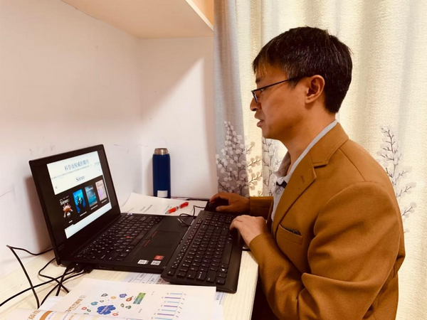 1 韩洪强老师在“智慧树”线上讲授《文献应用与检索》。