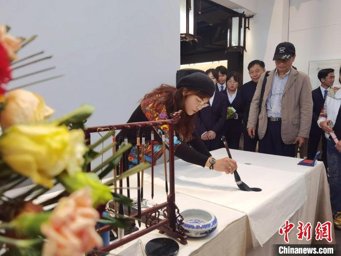 图为台湾书法家吴淑在博物馆现场挥毫泼墨。 周燕玲 摄 图为台湾书法家吴淑在博物馆现场挥毫泼墨。 周燕玲 摄