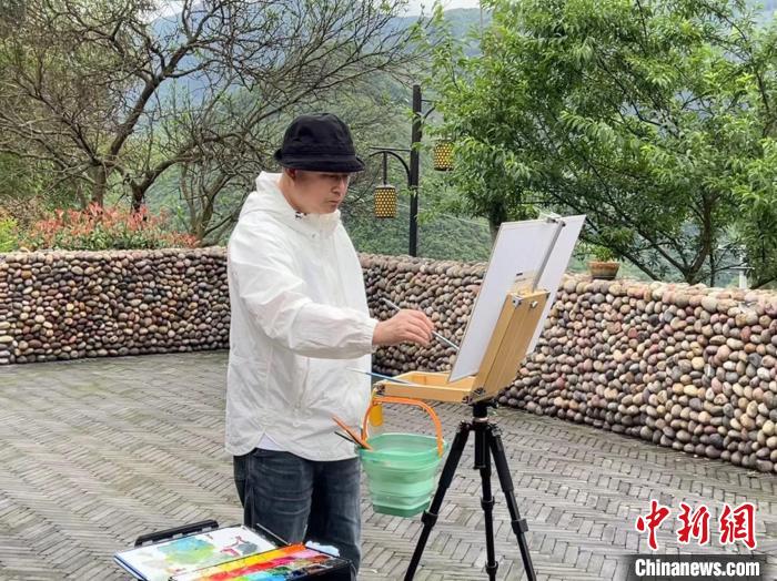 贵州画院院长、贵州美术馆馆长潘闻丞在现场创作。 朱甜莉 摄 贵州画院院长、贵州美术馆馆长潘闻丞在现场创作。 朱甜莉 摄