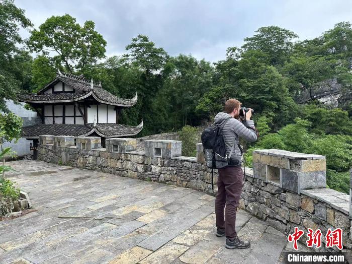 图为意大利摄影师法比奥·诺达里在贵州拍摄照片。 朱甜莉 摄 图为意大利摄影师法比奥·诺达里在贵州拍摄照片。 朱甜莉 摄