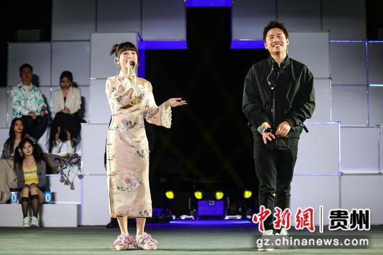 图为歌手金莎(左)和袁野在唱歌。 瞿宏伦 摄