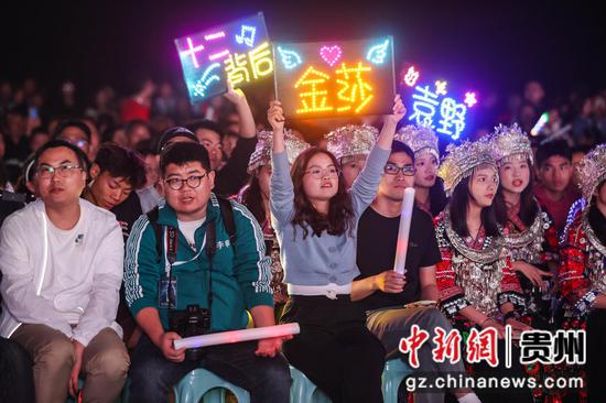 图为演出现场热情的观众。 瞿宏伦 摄