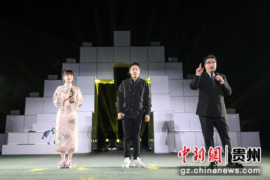 图为主持人华少(左)和歌手金莎(右)、袁野在舞台上。 瞿宏伦 摄 图为主持人华少(左)和歌手金莎(右)、袁野在舞台上。 瞿宏伦 摄