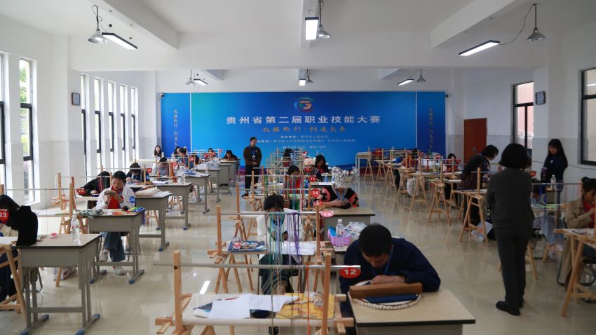 5月17日，选手在贵州省第二届职业技能大赛<a href=//www.hp-dv.com target=_blank class=infotextkey>毕节</a>市幼儿师范高等专科学校参加手工刺绣项目。（毛远慧 摄） (4)