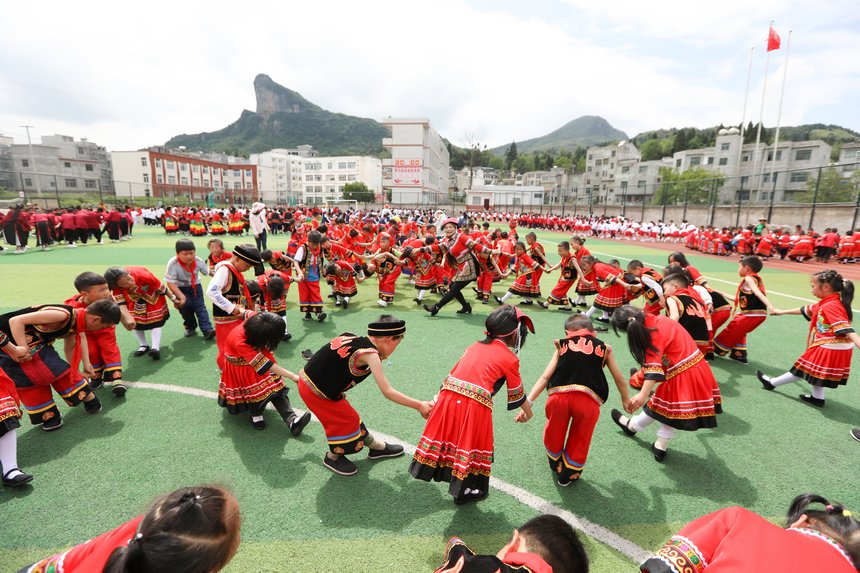 5月31日，孩子们在贵州省大方县凤山小学跳乌蒙欢歌。