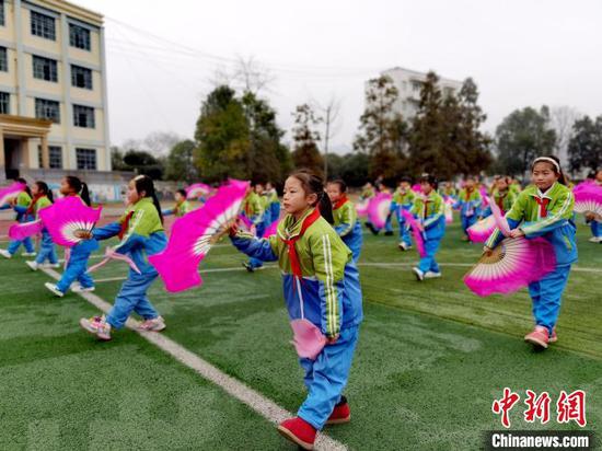 资料图:贵州省思南县许家坝小学课间操齐跳“花灯操”。周燕玲 摄 资料图:贵州省思南县许家坝小学课间操齐跳“花灯操”。周燕玲 摄