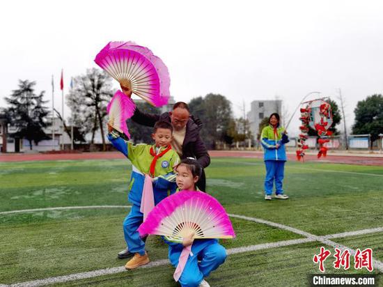 资料图:思南花灯戏<a href=//www.hp-dv.com target=_blank class=infotextkey>非遗传承人</a>许朝正指导许家坝小学花灯队“跳花灯”。周燕玲 摄 资料图:思南花灯戏<a href=//www.hp-dv.com target=_blank class=infotextkey>非遗传承人</a>许朝正指导许家坝小学花灯队“跳花灯”。周燕玲 摄