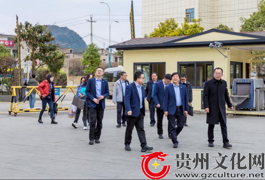 中国航空研究院研究生院赴关岭开展“航空励志奖学金”捐赠仪式