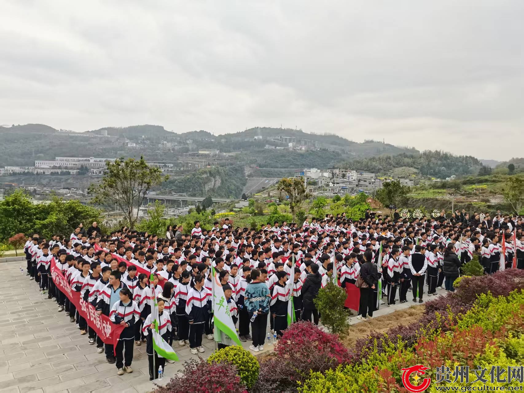 金沙六中  “缅怀革命先烈·弘扬长征精神”烈士陵园祭奠活动举行