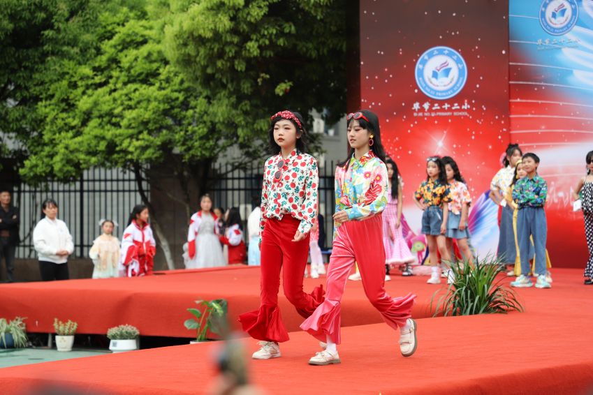 4月30日，<a href=//www.hp-dv.com target=_blank class=infotextkey>毕节</a>二十二小学生在进行时装秀表演。（苏苇摄）
