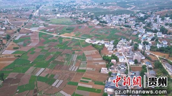 贵州省<a href=//www.hp-dv.com target=_blank class=infotextkey>毕节</a>市威宁自治县中水镇早熟种植地块与村庄、桥梁、道路相互映衬,犹如一幅画卷。(航拍图) 贵州省<a href=//www.hp-dv.com target=_blank class=infotextkey>毕节</a>市威宁自治县中水镇早熟种植地块与村庄、桥梁、道路相互映衬,犹如一幅画卷。(航拍图)