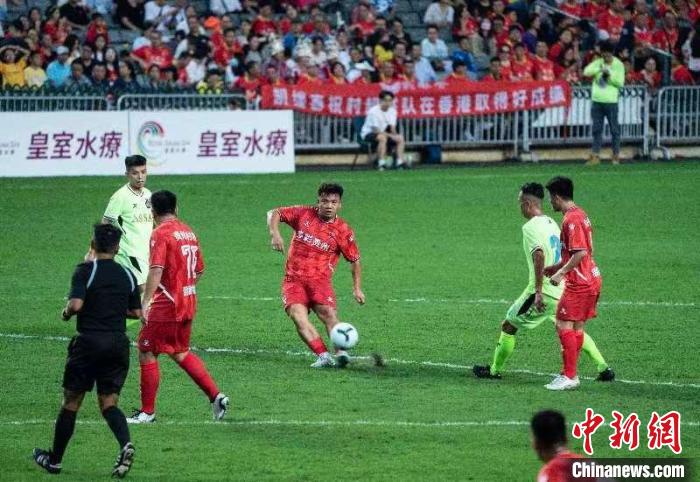 贵州“村超”遇上香港明星队 足球比赛架起友谊桥梁