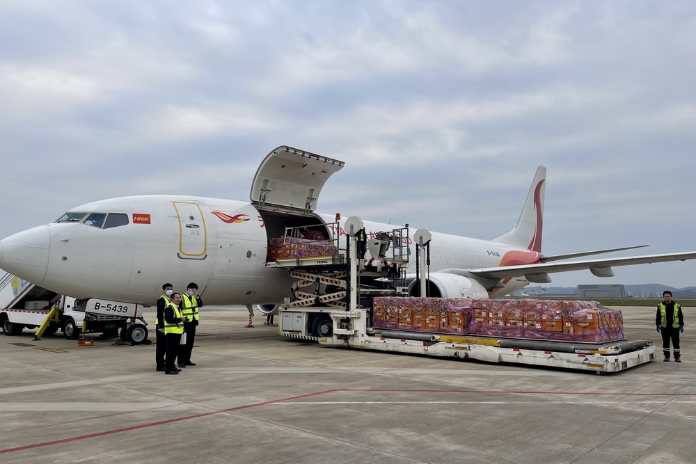 贵阳市进口水果空运包机首航成功