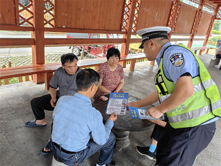 碧江交警将交通安全知识送进社区