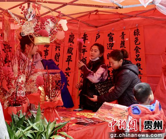 市民挑选对联、炮竹 市民挑选对联、炮竹