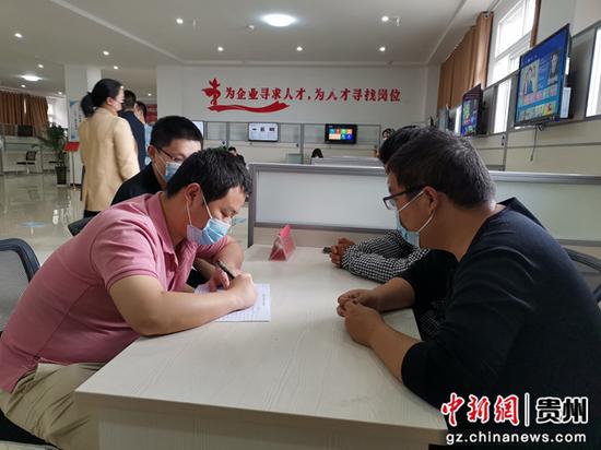 图为招聘现场。 图为招聘现场。