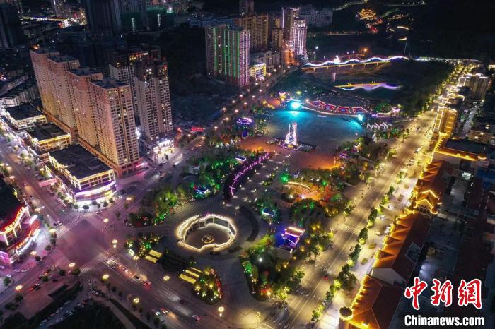 航拍贵州正安吉他广场夜景。 瞿宏伦 摄 航拍贵州正安吉他广场夜景。 瞿宏伦 摄