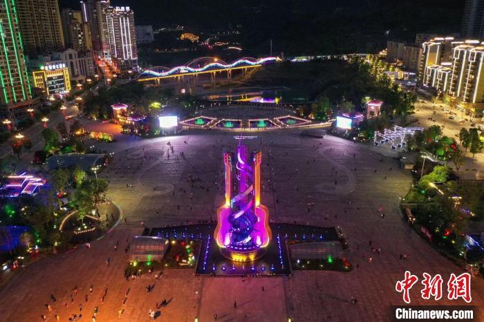 航拍贵州正安吉他广场夜景。 瞿宏伦 摄 航拍贵州正安吉他广场夜景。 瞿宏伦 摄