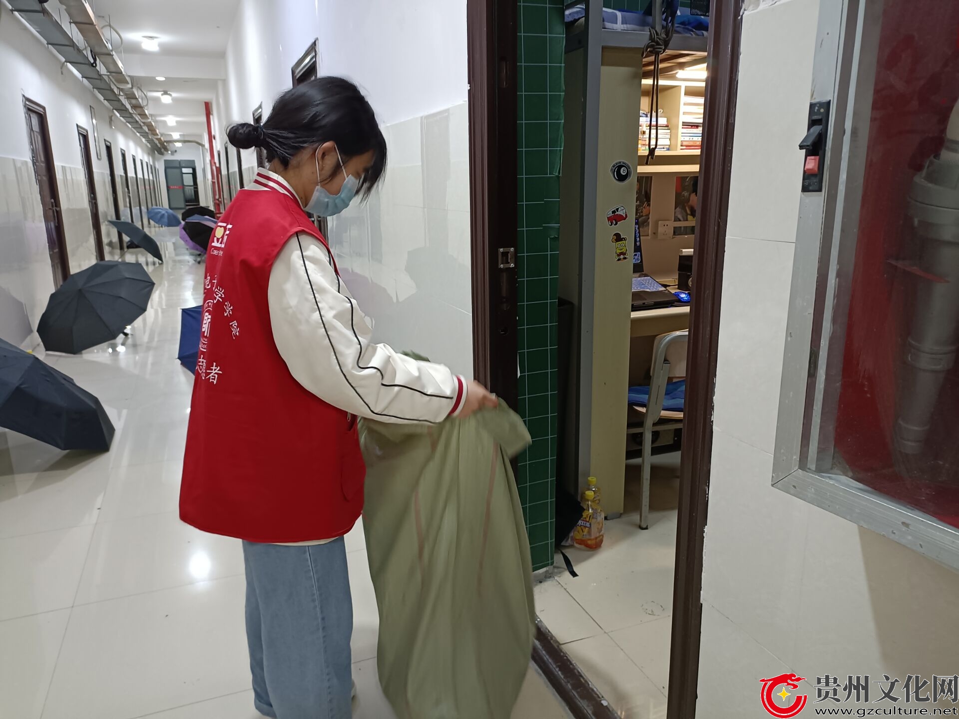 志愿者在进行捐衣扫寝.jpg