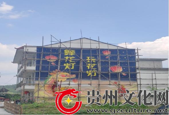 图为新寨屯村正在绘制中的村民楼房墙面.jpg