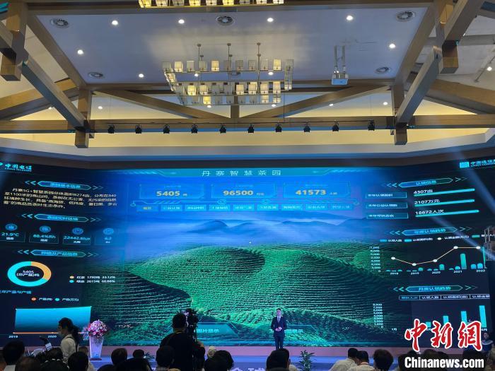 图为开幕式现场展示的5G智慧茶园运用。 袁超 摄 图为开幕式现场展示的5G智慧茶园运用。 袁超 摄