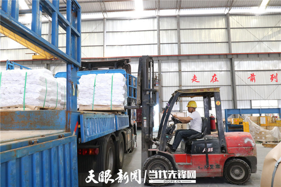 水城经济开发区的企业正在装车上货 水城经济开发区的企业正在装车上货