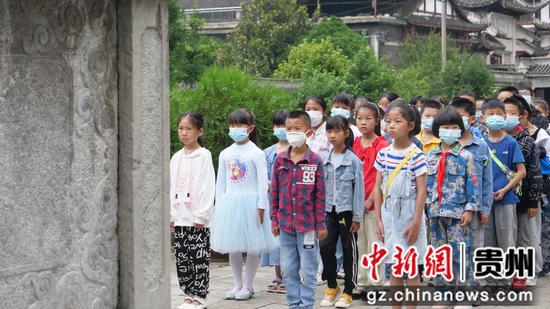 学生们在奢香博物馆驻足参观。 学生们在奢香博物馆驻足参观。