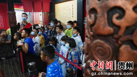 解说员为学生们讲解奢香夫人的故事。