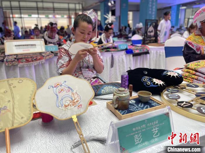 图为彭艺在进行绣品创作。 袁子豪 摄 图为彭艺在进行绣品创作。 袁子豪 摄